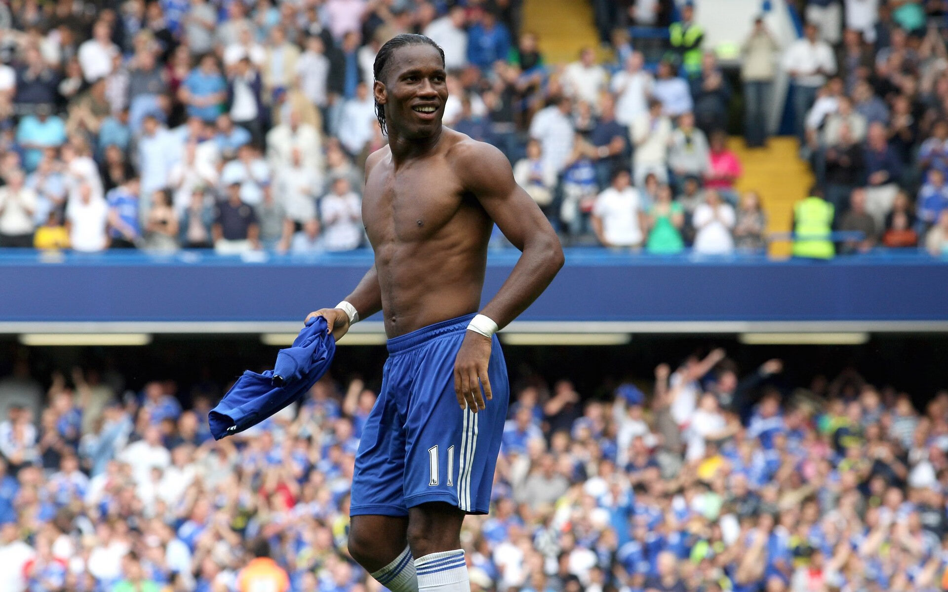 精彩比赛现场掀起热潮，球迷热情高涨，精彩的比赛让球迷们大饱眼福