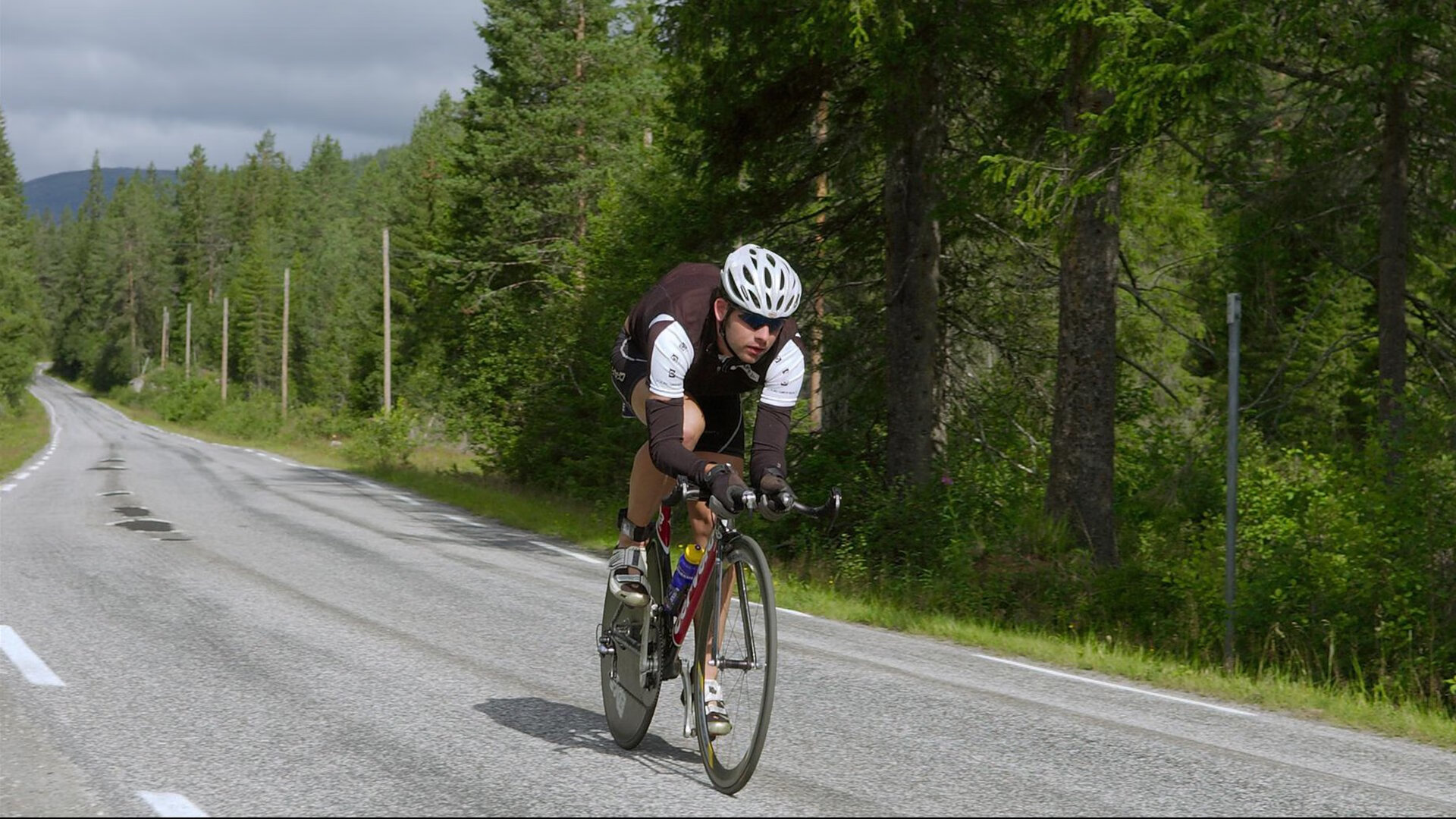 边锋表现夺目,带领球队取得连胜,边锋是干什么的