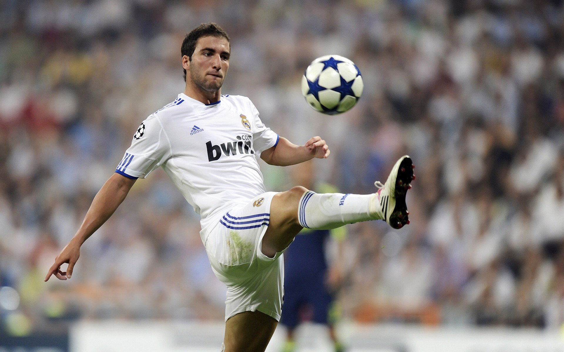 九游官网APP-鲁能中场阻击对手，战术反击取分三分实现逆转，鲁能的比赛