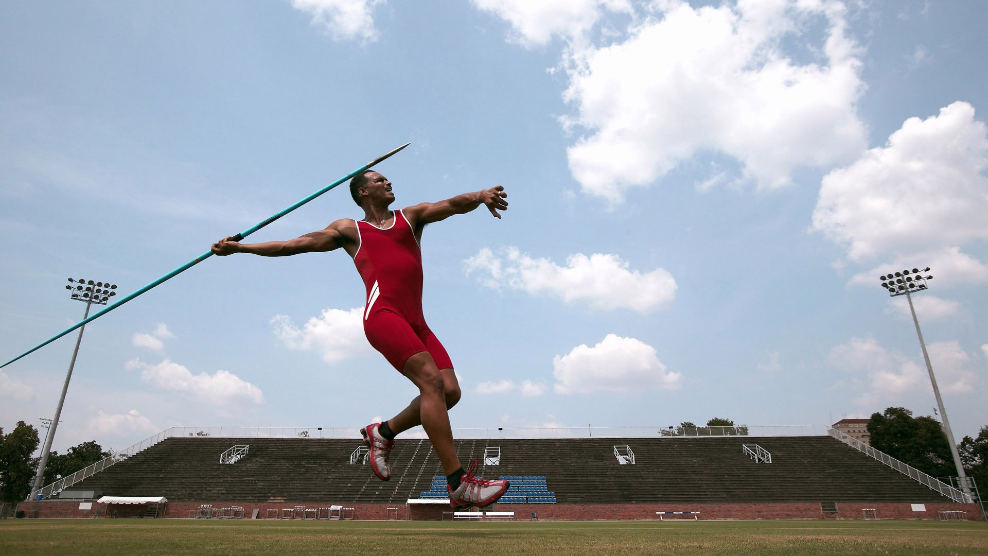 四国蝶泳划频对比揭示节奏差异，蝶泳四部分